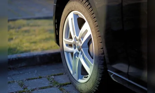 Conserto de pneu acaba em briga de família em Apucarana