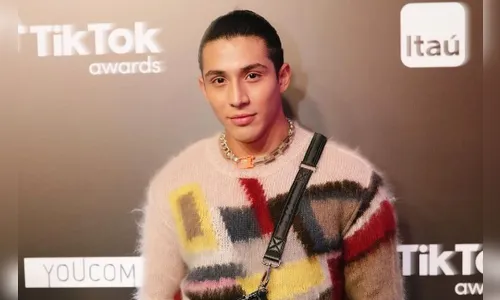 Influenciador tem perda severa da visão por coçar o olho; entenda