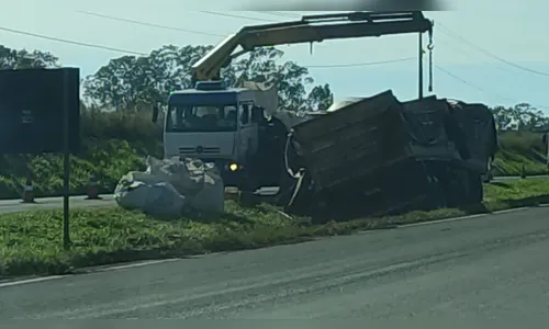Carreta carregada com soja tomba na BR-376, em Maringá