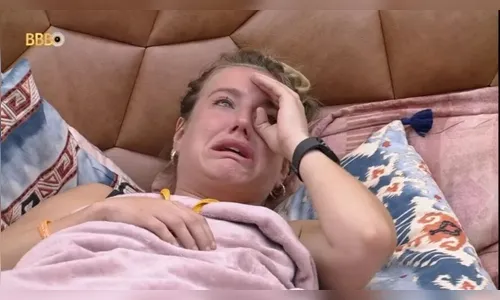 Bruna Griphao se arrepende de discussão e chora no quarto