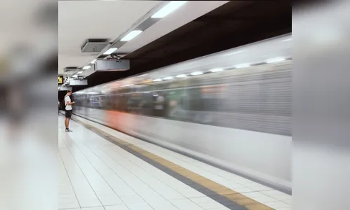 Homem é encaminhado ao hospital após cair em trilho do metrô