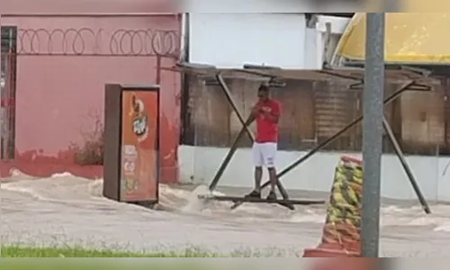 Chuva castiga São Paulo, arrasta carros e deixa homem ilhado; veja