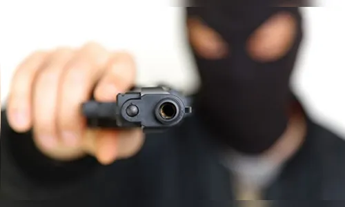 Caminhoneiro é assaltado na BR-369, feito refém e liberado em Faxinal