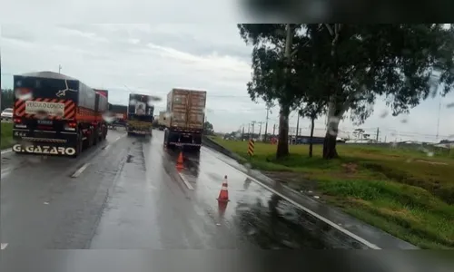 Mulher seminua em surto quase causa acidente na BR-277, no Paraná