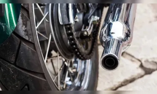 PM apreende moto com escapamento irregular e pneu careca