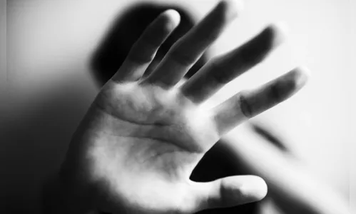 Mãe flagra homem tentando agarrar filha de 13 anos à força