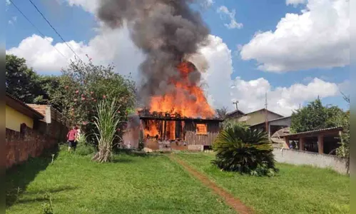 Incêndio destrói residência de madeira em São Pedro do Ivaí