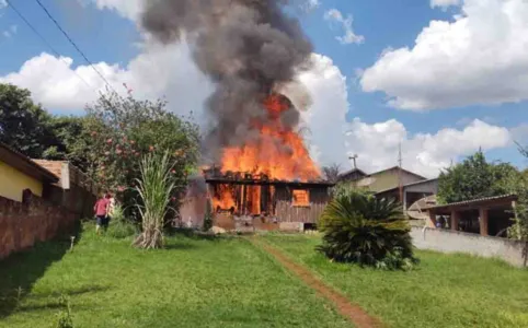 Incêndio foi  no centro de São Pedro do Ivaí, próximo a Auto Elétrica do João Benone