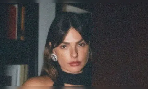 Com look decotado, Isis Valverde revela tatuagem