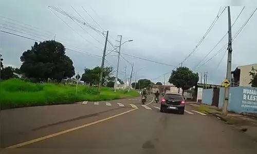 Motociclista sem CNH atropela e mata pedestre; vídeo mostra acidente