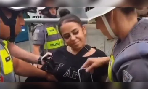 Vídeo: jovem debocha de PMs ao ser presa com 13 celulares furtados