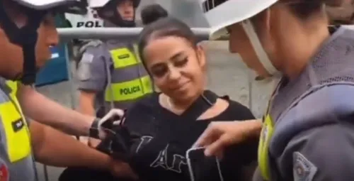 Jovem riu dos policiais durante a abordagem