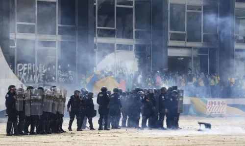 Manifestantes começam a ser dispersados da Praça dos Três Poderes, neste domingo (08)