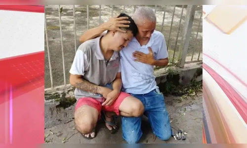 Dono e funcionário choram após incêndio destruir oficina, em Londrina