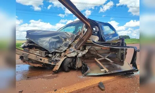 Mulher fica ferida após colisão entre carro e caminhão no Paraná