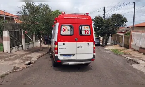 Motorista de Arapongas perde controle e carro bate em garagem de casa