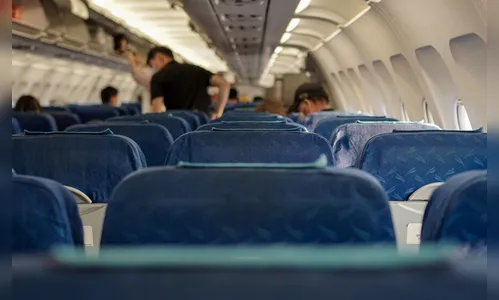 Mulher rouba assento em avião e passageiro irritado se vinga