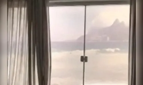 Paulista aluga imóvel no Rio pela vista da praia, mas encontra adesivo