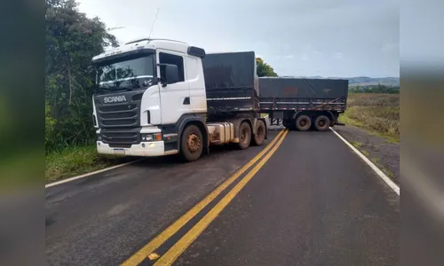 Carreta faz 'L' e bloqueia PR-466 em Borrazópolis