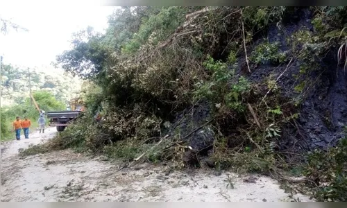 Fortes chuvas causam deslizamentos e PR-090 é interditada; saiba mais