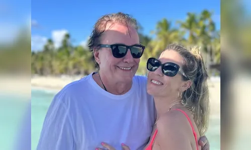 Fábio Jr. dá beijão na esposa durante viagem: 