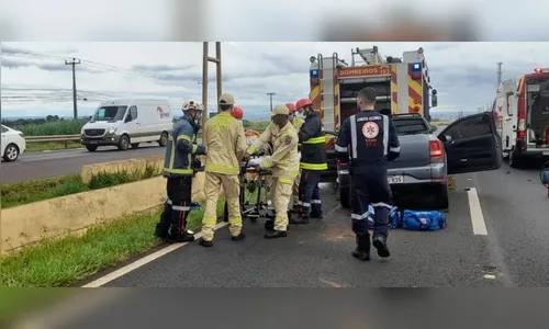Motorista fica ferido após bater em caminhão dos Bombeiros em Maringá