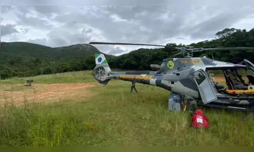 Mulher é resgatada por helicóptero após cair em trilha do Paraná