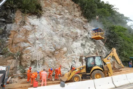 O DER/PR concluiu os serviços de contenção definitiva da encosta da BR-277 no km 39, no Litoral