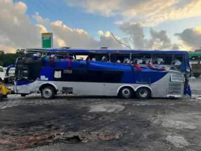 O acidente acontece na madrugada desta sexta (17)