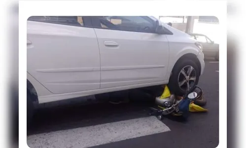 Moto vai parar embaixo de carro após batida no centro de Londrina