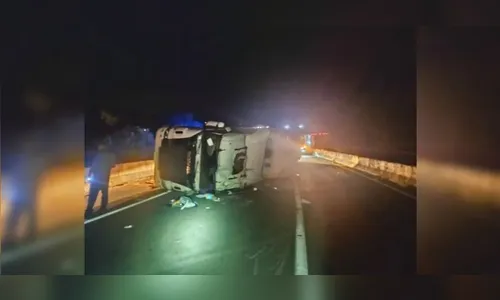 Caminhão tomba e bloqueia BR-376 por três horas em Tibagi