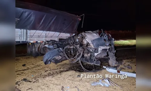 Carreta tomba em cima de moto após acidente em Maringá