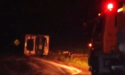 Carreta tomba e deixa motorista ferido gravemente na PR-466