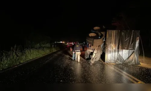 Colisão entre van e caminhão na BR-277 deixa oito pessoas feridas