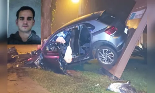 Uma pessoa morre e três ficam feridas após carro atingir árvore, no PR