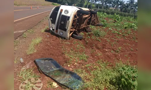Kombi com trabalhadores da roçagem capota na PR-170, em Novo Itacolomi