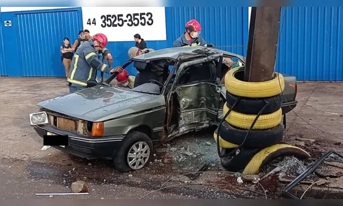 Adolescente morre ao colidir contra poste; câmera flagra o acidente