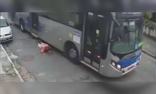 Motorista de ônibus passa por cima de pernas de idoso após discussão