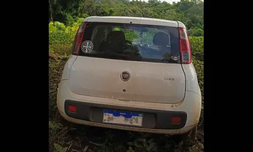 Carro furtado em Arapuã é encontrado abandonado em estrada rural