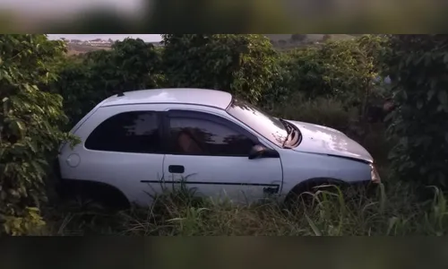 Carro furtado é encontrado sem rodas e bateria em Apucarana