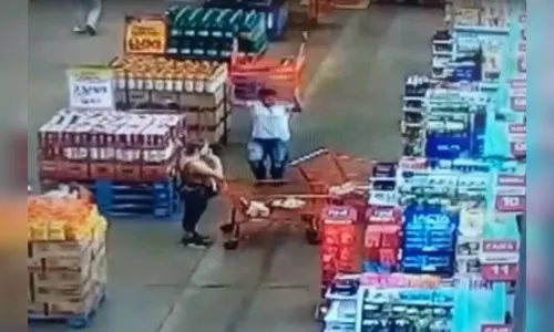 Homem arremessa carrinho de compras em mulher dentro de supermercado