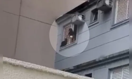Vídeo: criança é flagrada andando em janela de prédio em Goiânia