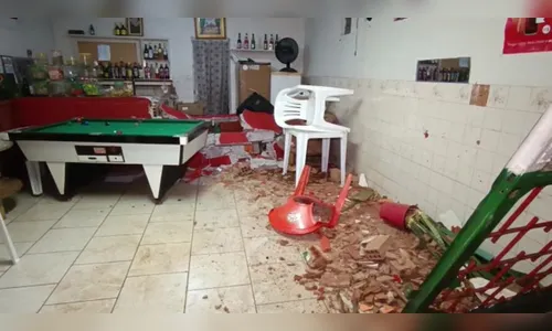 Homem joga carro contra bar e atropela pessoas no Paraná