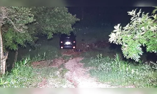 Homem é encontrado morto ao lado de veículo roubado, no PR