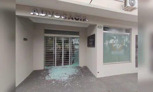 Vídeo mostra escritório de advocacia sendo metralhado no norte do PR