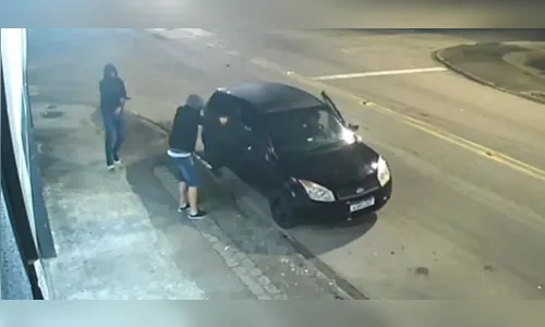 Câmera registra momento em que dupla é surpreendida por atiradores