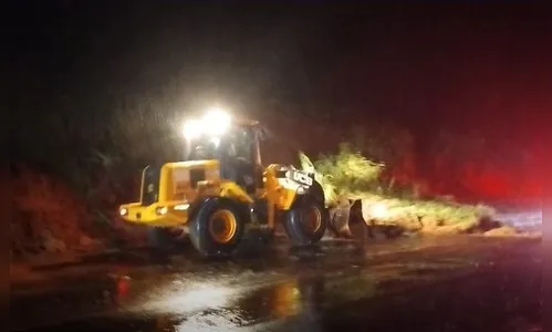 Defesa Civil de Cruzmaltina registra deslizamento de terra na PR-466