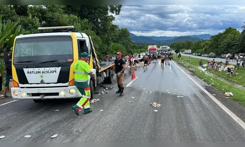 Caminhão carregado de cerveja tomba na BR-277; carga foi saqueada