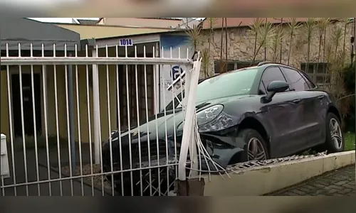 Porsche de quase R$ 1 milhão bate em carro e invade casa no PR