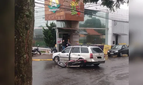 Câmera flagra batida de carro e motos em bairro de Apucarana; veja